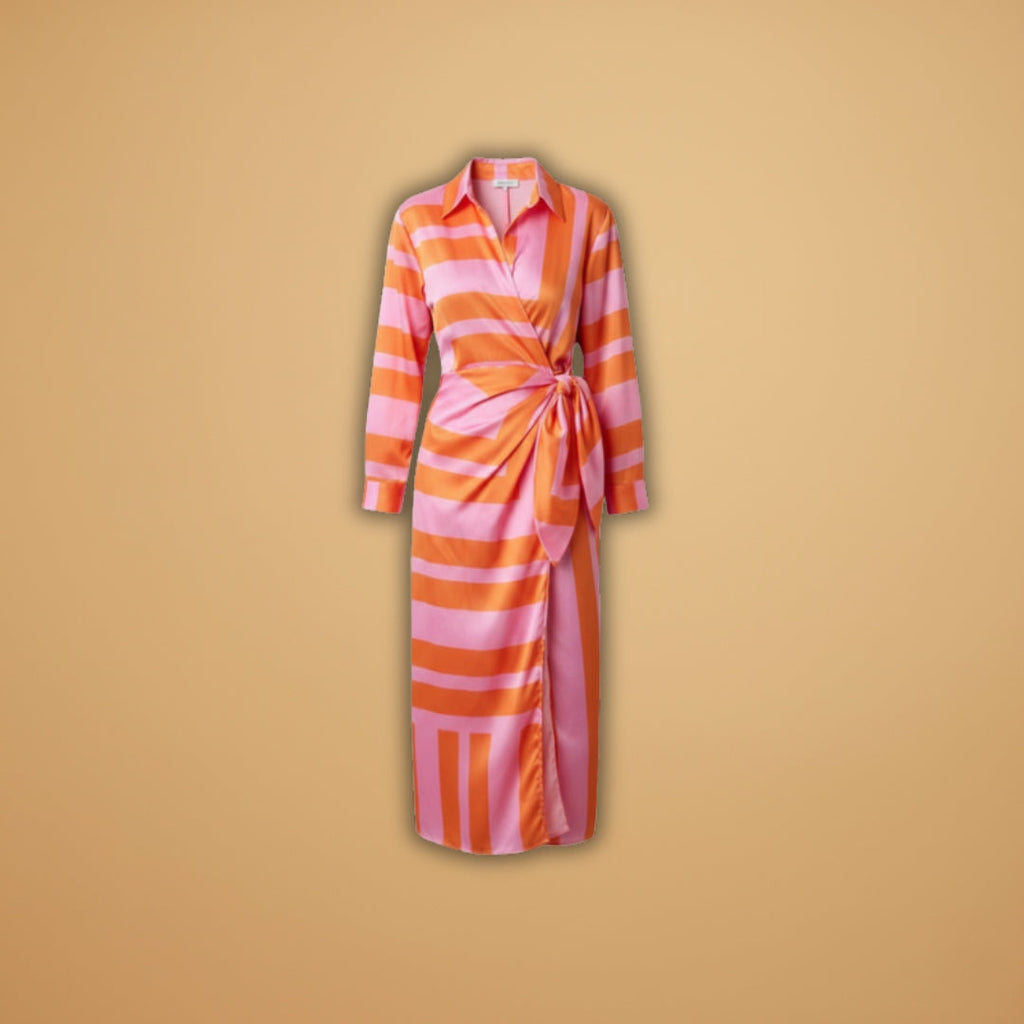Women's dress with long sleeves and a striped surface